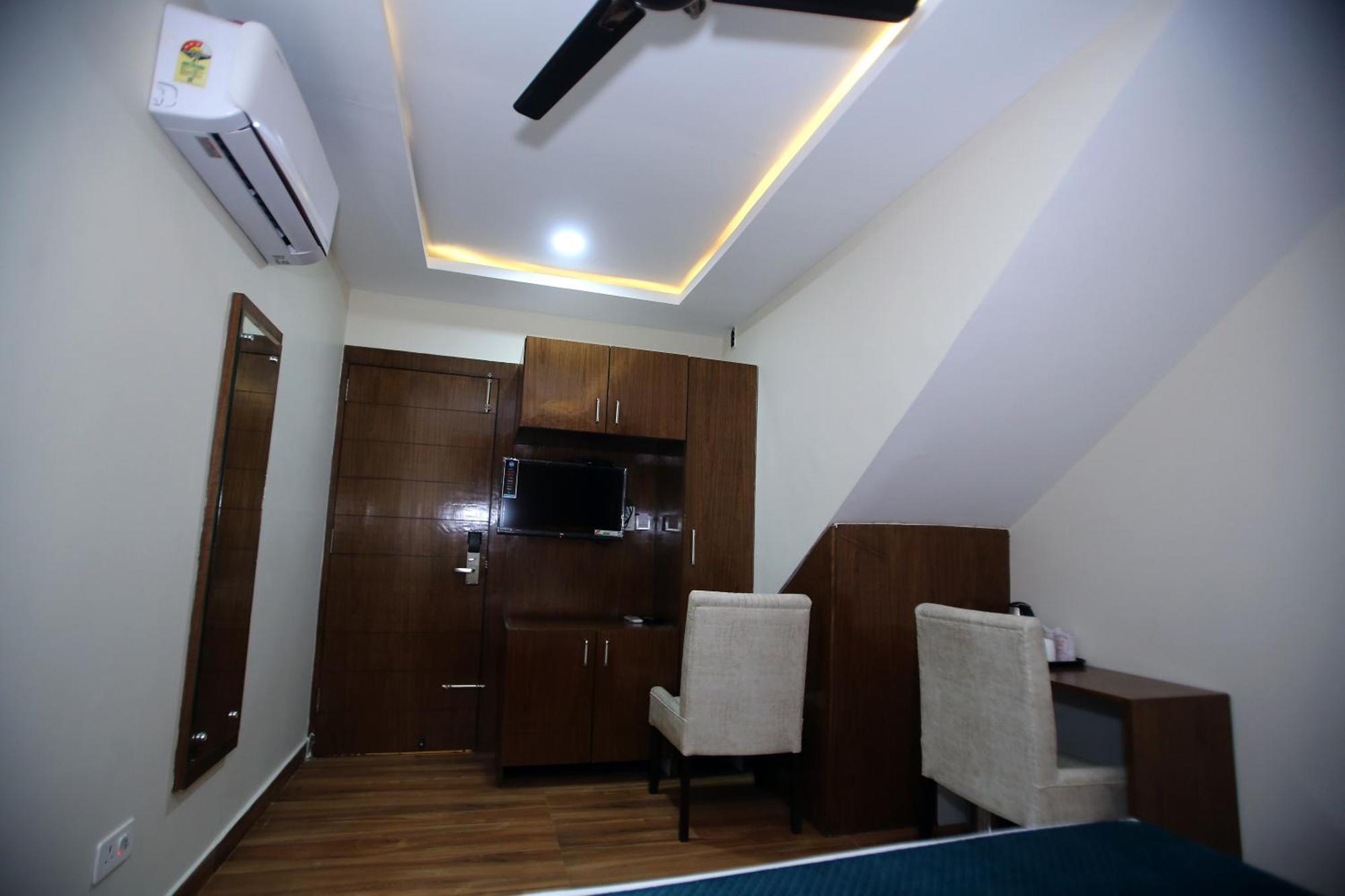 Affluence Hotel Kharar Екстер'єр фото