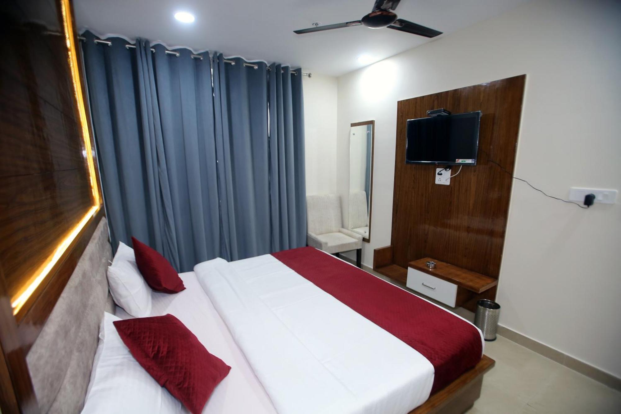 Affluence Hotel Kharar Екстер'єр фото