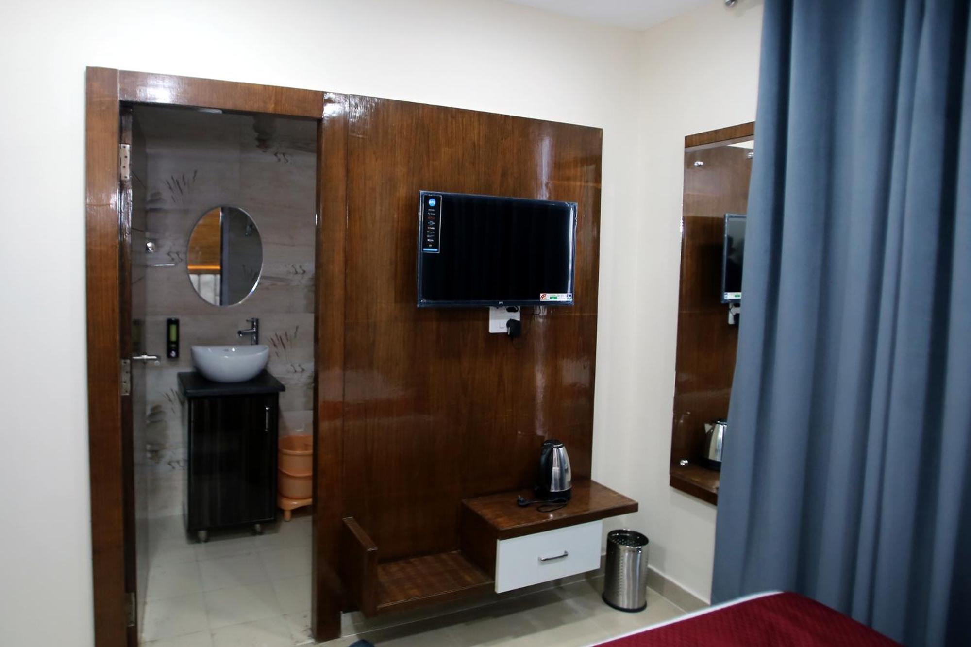 Affluence Hotel Kharar Екстер'єр фото